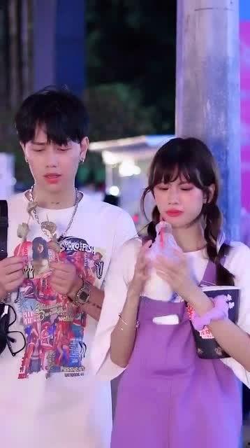 女朋友喜欢吃娱乐圈的瓜,她心中的甜蜜圈粉瞬间